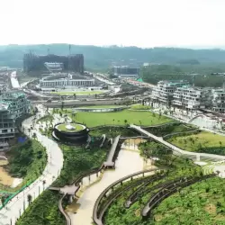 Panoramiczny widok na centralne biura rządowe Indonezji w Nusantara.