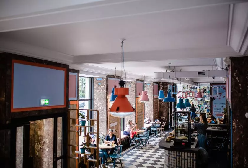 BIG BOOK CAFE to inspirujące miejsce na kulturalnej mapie Warszawy. Stanowi przestrzeń, gdzie w kreatywny sposób ożywiana jest miłość do książek, a życie literackie łączy się ze smakiem pysznej kawy i wegetariańskiej kuchni.