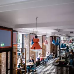 BIG BOOK CAFE to inspirujące miejsce na kulturalnej mapie Warszawy. Stanowi przestrzeń, gdzie w kreatywny sposób ożywiana jest miłość do książek, a życie literackie łączy się ze smakiem pysznej kawy i wegetariańskiej kuchni.