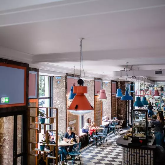 BIG BOOK CAFE to inspirujące miejsce na kulturalnej mapie Warszawy. Stanowi przestrzeń, gdzie w kreatywny sposób ożywiana jest miłość do książek, a życie literackie łączy się ze smakiem pysznej kawy i wegetariańskiej kuchni.