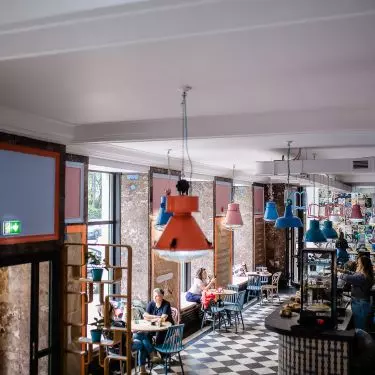 BIG BOOK CAFE to inspirujące miejsce na kulturalnej mapie Warszawy. Stanowi przestrzeń, gdzie w kreatywny sposób ożywiana jest miłość do książek, a życie literackie łączy się ze smakiem pysznej kawy i wegetariańskiej kuchni.