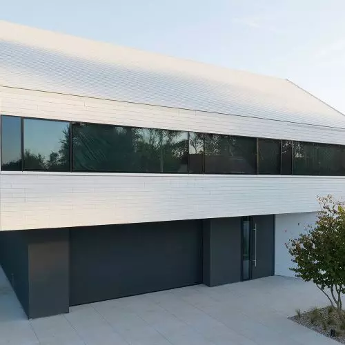 Modern roof with CEDRAL small format tiles