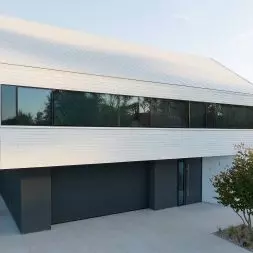 Biała płytka Cedral na elewacji domu jednorodzinnego Projekt 3XA