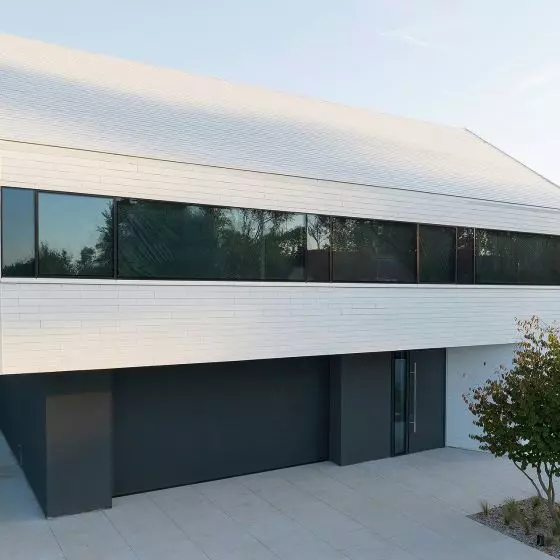 Biała płytka Cedral na elewacji domu jednorodzinnego Projekt 3XA