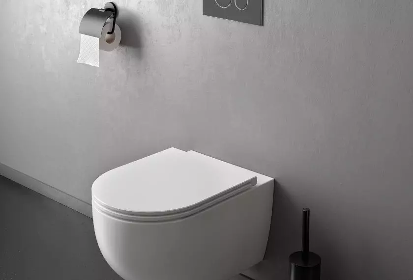 Ksuro 01 – miska WC wisząca Pure Edge z powłoką Intelligent Coat z deską wolnoopadającą biały (22801000) Ksuro 01 – uchwyt na papier toaletowy ścienny chrom błyszczący (41001010)