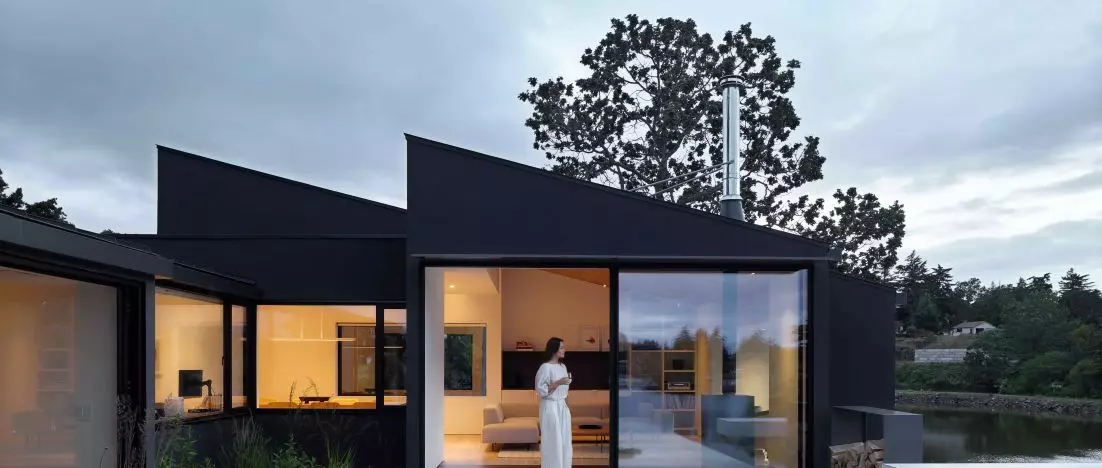 Dom, który oddycha oceanem: Shoreline House na skalistym brzegu Kanady
