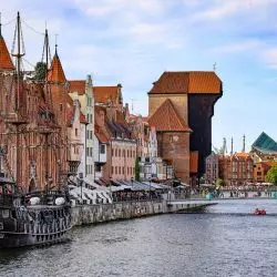 Centralne dzielnice zmienia w „turystyczne miasteczka”, gdzie mieszkańcy coraz rzadziej znajdują mieszkania dla siebie, a sąsiedzi zmagają się z hałasem i ciągłą rotacją gości