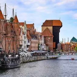 Centralne dzielnice zmienia w „turystyczne miasteczka”, gdzie mieszkańcy coraz rzadziej znajdują mieszkania dla siebie, a sąsiedzi zmagają się z hałasem i ciągłą rotacją gości