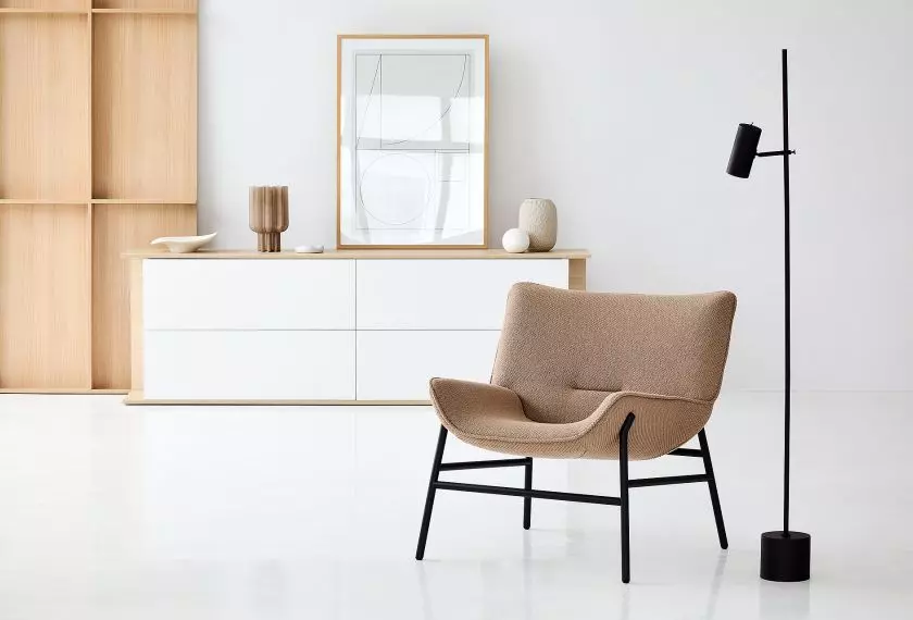 Fotel Litt, design: Maja Ganszyniec Studio; szafka RTV Tivi, design: Piotr Kuchciński