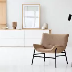 Fotel Litt, design: Maja Ganszyniec Studio; szafka RTV Tivi, design: Piotr Kuchciński