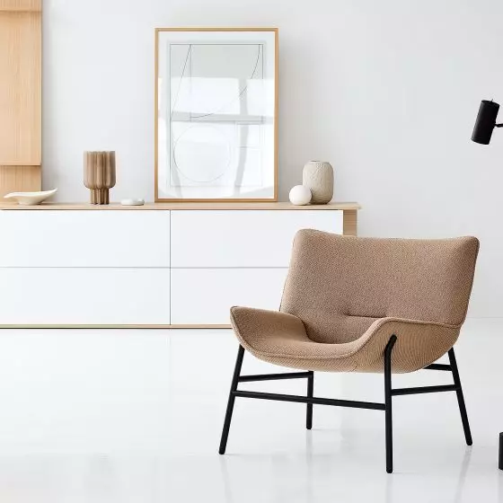 Fotel Litt, design: Maja Ganszyniec Studio; szafka RTV Tivi, design: Piotr Kuchciński