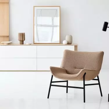 Fotel Litt, design: Maja Ganszyniec Studio; szafka RTV Tivi, design: Piotr Kuchciński