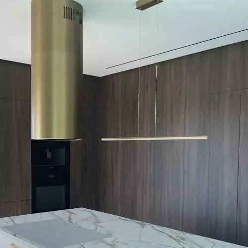 Minimalizm, który świeci – architektoniczne lampy LED jako element kompozycji wnętrza.