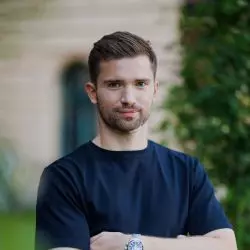 Karol Walachowski, autor książki „Poza największymi. Studium o byłych stolicach województw”