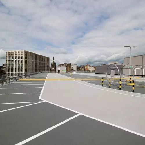 Posadzki żywiczne na parkingach – jakie wymagania powinny spełniać?