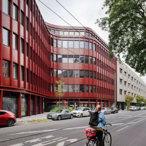 Curve X w Düsseldorfie – biuro, które naprawdę wyróżnia się w miejskiej tkance