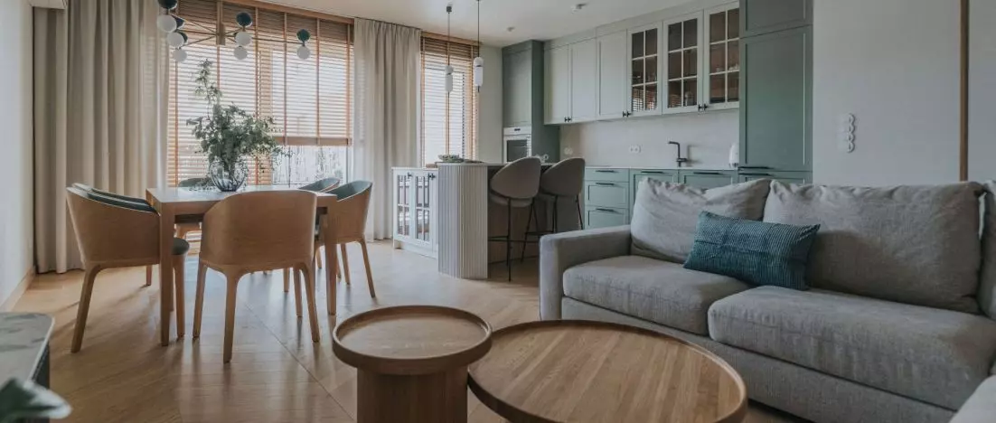 Zielone wnętrza i polski design – tak wyglada mieszkanie w sercu poznańskich Jeżyc