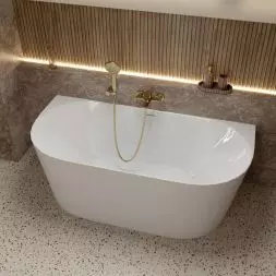 Miska wisząca Versoni 3.0, przycisk do stelaża Lav 200.4.5 Brushed Gold, bateria bidetowa podtynkowa Spark Brushed Gold, wanna przyścienna Caldera Slim, bateria wannowo-prysznicowa Spark z uchwytem punktowym Brushed Gold