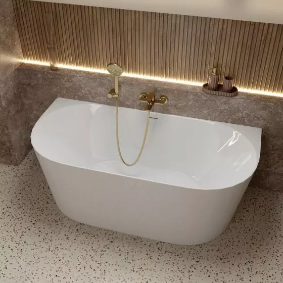 Miska wisząca Versoni 3.0, przycisk do stelaża Lav 200.4.5 Brushed Gold, bateria bidetowa podtynkowa Spark Brushed Gold, wanna przyścienna Caldera Slim, bateria wannowo-prysznicowa Spark z uchwytem punktowym Brushed Gold