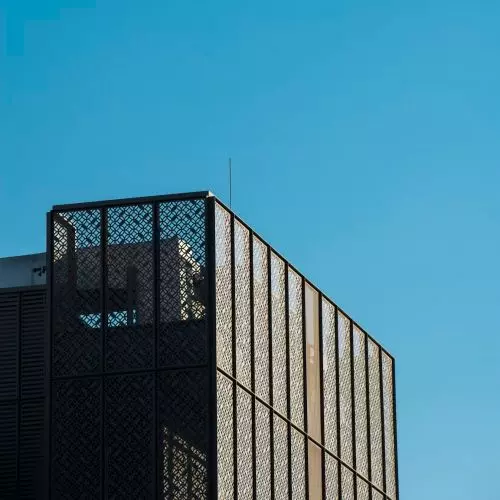 Nowoczesne biurowce 2025: jak blacha perforowana i siatka cięto-ciągniona zmieniają architekturę pracy