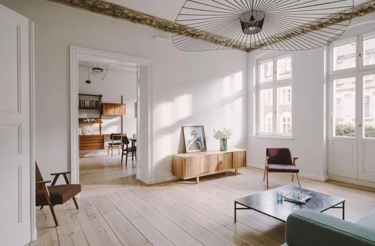 Apartament w starej kamienicy na poznańskiej Wildzie projektu studia LBWA