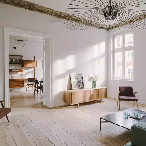 Apartament w starej kamienicy na poznańskiej Wildzie projektu studia LBWA