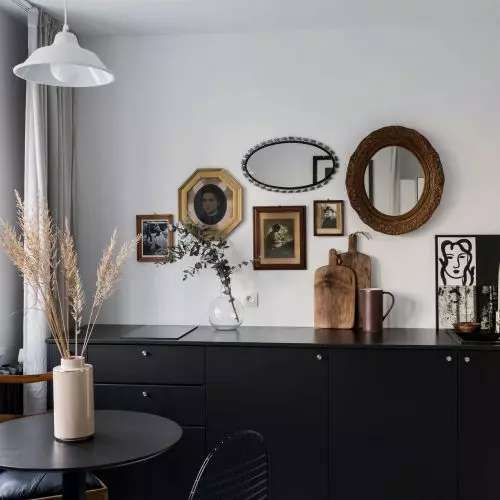 Czarno-biała kawalerka na wynajem w Warszawie projektu Nadia Mitłosz Interiors