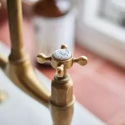 P&R Mosiężny kran IONIAN z uchwytami krzyżowymi i symbolami HOT-COLD