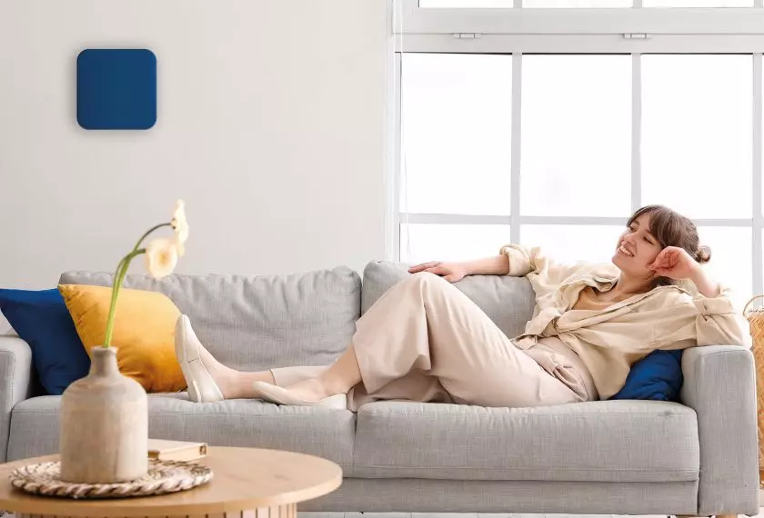 Przykład montażu urządzenia Vento InHome Wi-Fi z nakładką tekstylną Navy Blue