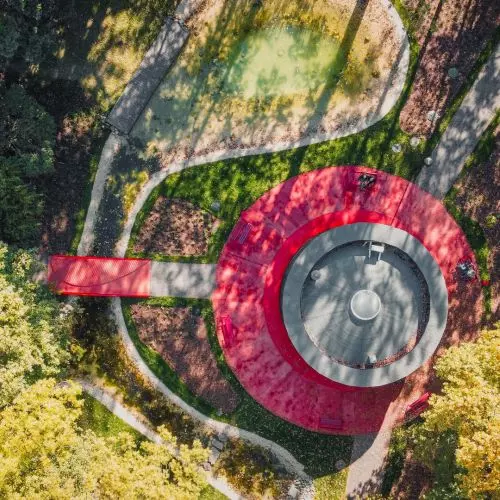 Park w Czechowicach-Dziedzicach uderza czerwienią w zieleń. Jak sprawia, że rośliny są jeszcze bardziej zielone?