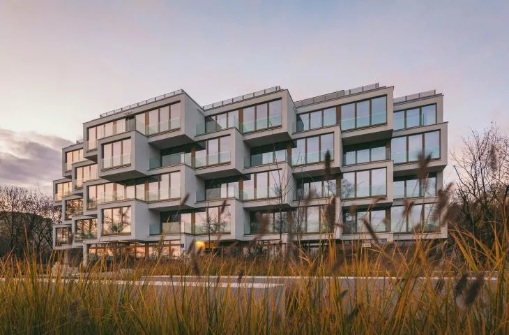 Modułowa bryła apartamentowca od POLE Architekci