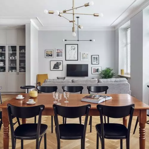 Apartament z modernistyczną duszą w warszawskiej kamienicy od studia luumo.