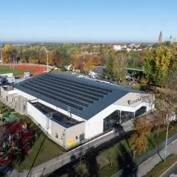 Nowoczesna architektura centrów sportowych. Elewacja hali sportowej OSW „Czarna Góra” w Olkuszu z włókno-cementowymi deskami Cedral