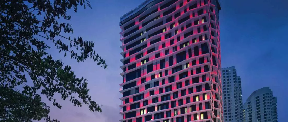 Hotel, który myśli o klimacie! Dwuwarstwowa „skóra” budynku i inteligentne strategie środowiskowe w praktyce
