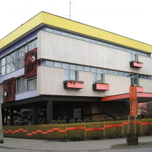 Who should pay for ugly buildings? Obliterating architectural heritage with rash decisions by officials