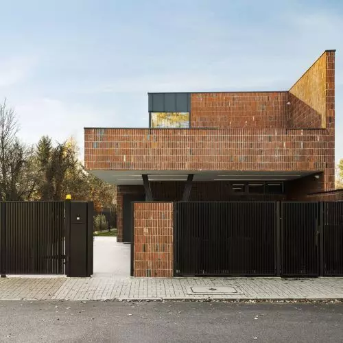 Jak zmieścić funkcjonalny dom na wąskiej działce? Skinny Haus, czyli architektoniczna rzeźba w post-punkowym krajobrazie