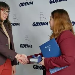 Dr inż. arch. Paulina Szewczyk – architektka miasta i naczelniczka Biura Architekta Miasta odbiera akt powołania od prezydentki Gdyni Aleksandry Kosiorek
