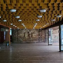 dawny ośrodek policyjny nad jeziorem Kierskim w Poznaniu, sala bankietowa, jesień 2022