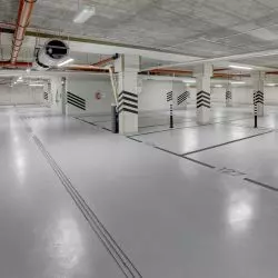 Posadzki Deckshield na parkingu 6. etapu osiedla Nova Viva Garden od Grupy Victoria Dom