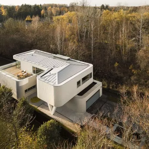 Modernistyczne meandry na wąskiej działce. Architektowi nie trzeba życzyć „szerokości”!