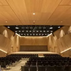 W Tauberphilharmonie w Weikersheim wykorzystano akustyczne panele Wood Design, które harmonijnie wpisują się w drewniane wnętrze, tworząc komfortowe warunki do odbioru muzyki i wydarzeń kulturalnych. Foto: Stefan Ernst