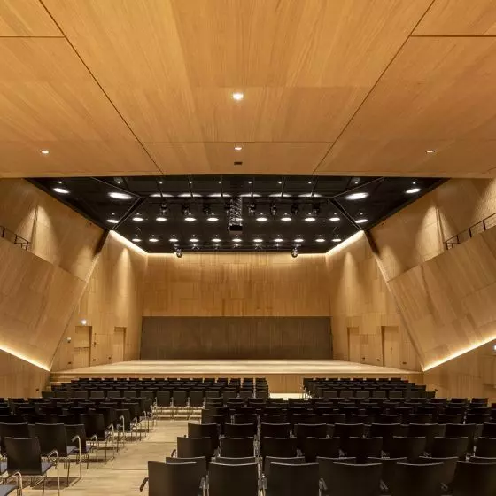 W Tauberphilharmonie w Weikersheim wykorzystano akustyczne panele Wood Design, które harmonijnie wpisują się w drewniane wnętrze, tworząc komfortowe warunki do odbioru muzyki i wydarzeń kulturalnych. Foto: Stefan Ernst