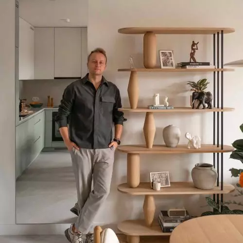 Ukryte biurko, kolekcja LEGO i harmonia w 65 m² – tak mieszka architekt Kamil Paszek