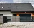 Ogrodzenie frontowe na murku z bloczków z betonu architektonicznego