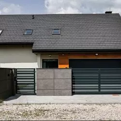 Ogrodzenie frontowe na murku z bloczków z betonu architektonicznego