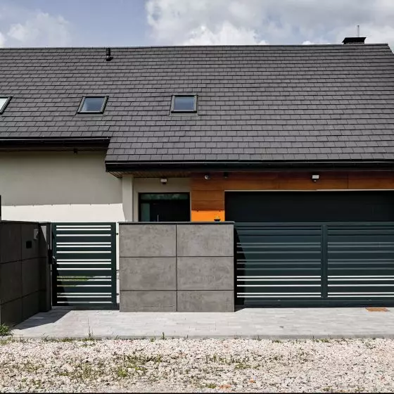 Ogrodzenie frontowe na murku z bloczków z betonu architektonicznego