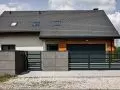 Ogrodzenie frontowe na murku z bloczków z betonu architektonicznego