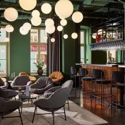 Oświetlenie klimatycznego lobby i baru w butikowym hotelu Wroclaw Hotel
