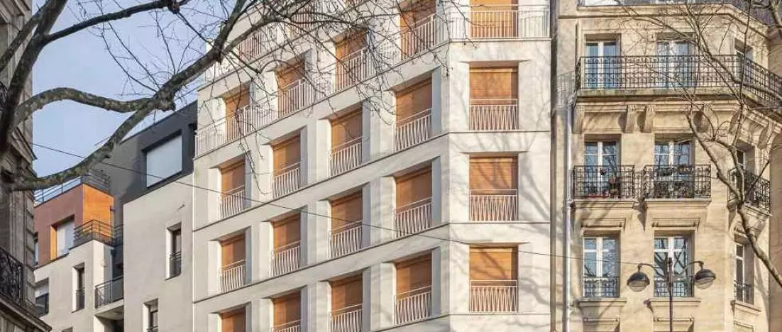 Paryż XXI wieku ukryty w XIX dzielnicy? Blok przy Rue Pradier pokazuje, jak nowoczesne mieszkania mogą współgrać z historią