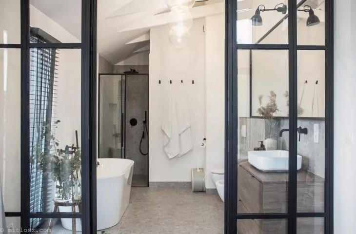 Osada Okrzeszyn – nowoczesne wnętrze domu jednorodzinnego projektu Nadia Mitłosz Interiors